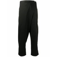 White Mountaineering Calça drapeada com transpasse - Preto