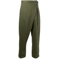 White Mountaineering Calça drapeada com transpasse - Verde