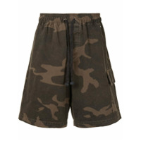 John Elliott Bermuda com bolsos e estampa camuflada - Marrom