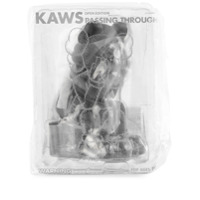 KAWS Colecionável Kaws Passing Through Companion - Preto