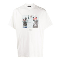 Throwback. Camiseta com estampa Axel 1994 - Branco